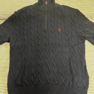 Ralp Lauren tröja - Säljer Blå stickad Polo Ralph Lauren tröja! Storlek M. Jag är 185 cm lång och tröjan sitter bra förutom att den är lite kort i min smak. Annars bra passform. 