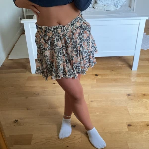 kjol - jättesnygg kjol som är typ ny❤️