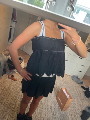 Svart blus med broderier  - Svart blus med broderier och öppen rygg från zara! Storlek L då jag inteville att den skulle bli för kort över magen.