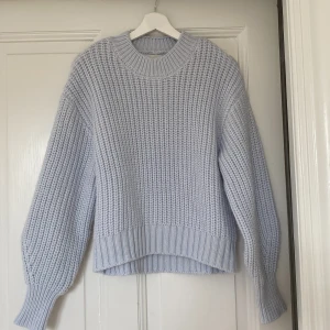 Ljusblå stickad tröja - Ljusblå stickad tröja från HM. Aldrig använd och prislappen är kvar.