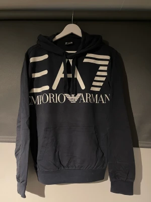 Armani EA7 hoddie - Armani EA7 hoddie Storlek xs Använd två gånger men är i väldigt bra skick