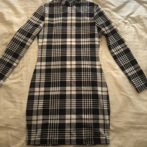Shein höstklänning st S - Rutig skälvning i svart och vit mönster. Nyskick. Långärmade och liten krage/ halv polo. Super mjuk. St S