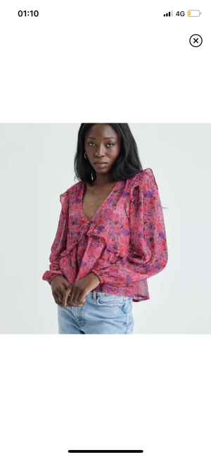 Bikbok rosa blus  - Den populära slutsålda bikbok blusen i storlek S, i nyskick endast använd en gång❤️