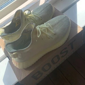 Yeezy 350 butters  - Använda i en månad. Bra skick. Säljer skorna då jag inte gillar dem längre.  