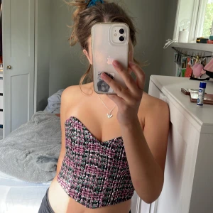 Korsett topp zara - Skitsnygg korsettopp från zara! Säljer eftersom den är för liten för mig tyävrr🥲Storlek S