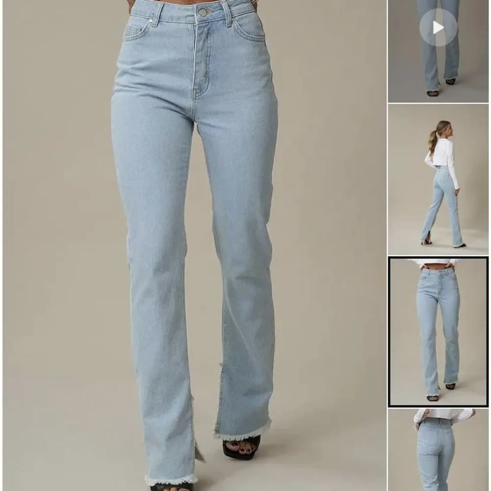 Såå fina jeans med slits från Hanna schönbergs kollektion med Nakd!🤍slutsålda! Nypris 549. Är i nyskick! 🪩Stl 38, passar även 36.   (Andra bilden är lånad)  Dm vid frågor!🩷. Jeans & Byxor.