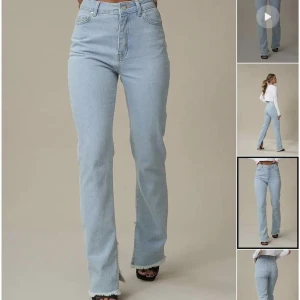 Hanna Schönberg jeans med slits 🩵 - Såå fina jeans med slits från Hanna schönbergs kollektion med Nakd!🤍slutsålda! Nypris 549. Är i nyskick! 🪩Stl 38, passar även 36.   (Andra bilden är lånad)  Dm vid frågor!🩷
