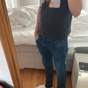Replay jeans - Ett par riktigt snygga replay jeans i storlek 31/32, extremt bra skick! Priset kan diskuteras vid snabb affär! (Dom ser inte så blåa ut i verkligheten som på bilderna!)