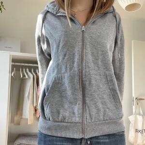 Zip hoodie  - As najs zip hoodie från boohoo i storlek s. Säljer även en likadan fast i svart💞 TRYCK PÅ KÖP NU 