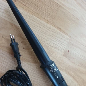 Ny Remington Locktång Pearl Curl - Helt ny Remington-locktång, Pearl Curling. 💁🏼‍♀️  Testat den 1 gång, går otroligt fort att locka igenom håret med ett jättefint resultat. 🥰 Har inte intresse för den men önskar att få slippa slänga den. 