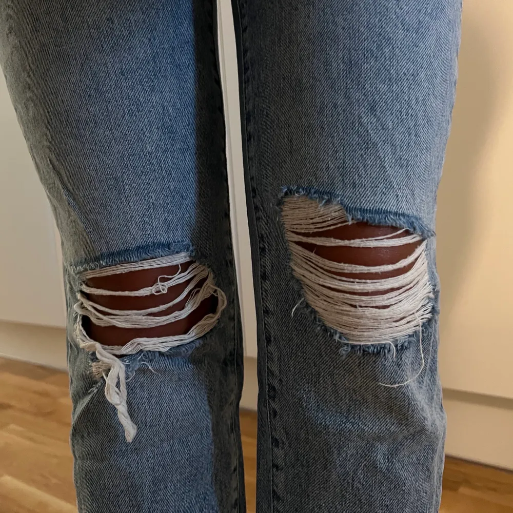 Slitna jeans från Gina. I mycket bra skick. . Jeans & Byxor.