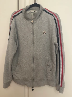Moncler herr - Säljer åt min bror Herr storlek M  Fint skick! Finns i Eskilstuna  Äkta vara självklart endast 2 lax finns i Eskilstuna men rör mig mycket i Sthlm Passar även dam om du kanske är en liten finare kurvigare person jag kan ha den helt okej lite stor.