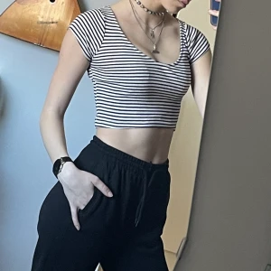 Mjukisbyxor  - Svarta mjukisbyxor från hm som är jättesköna bara för korta för mig som är 176 med långa ben!