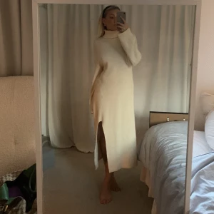 Stickad långklänning  - Stickad långklänning från BikBok 🤍 fråga gärna om fler bilder 