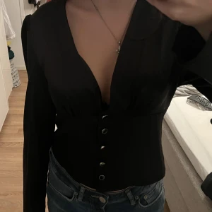 Svart blus - Fin blus i silkes material typ, storlek M men är mer som en S 
