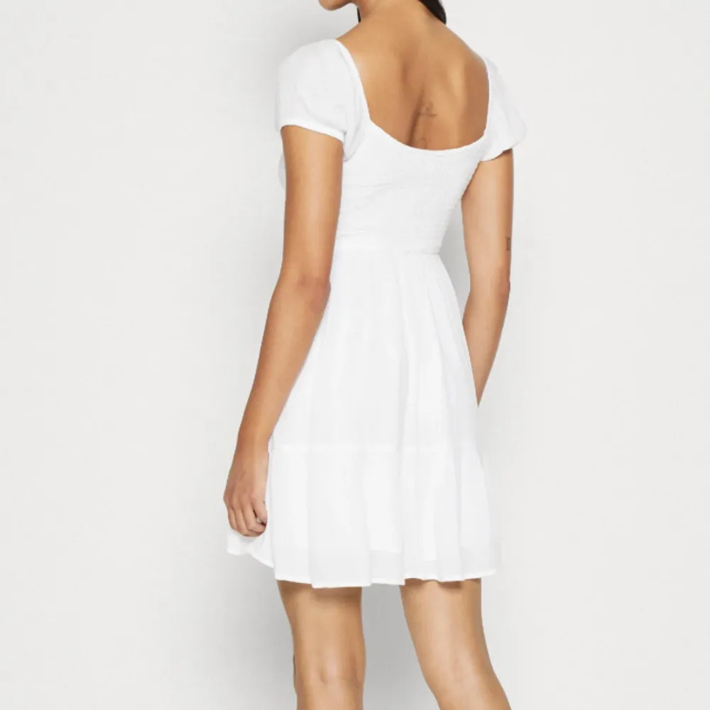 Jätte vacker och elegant vit klänning som jag köpte i juni jag har använt den en gång men känner att den inte passar mig så tänke sälja för endast !❤️ märket är hollister. Klänningar.