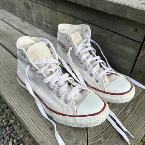 Beigea Converse - Säljer fina beigea Converse i storlek 34, väldigt bra skick, nästan nyskick då knappt använda
