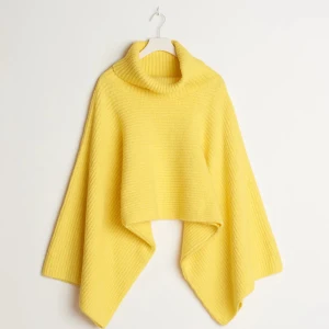 Tröja stickad - Stickad polo. Kort. Vida armar.  Cool modell och härlig gul färg.  Inte nopprig. Använd 2 ggr.