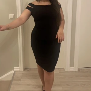 Svart klänning - Hej! jag säljer denna fina svarta klänning i strl M, använd ett par ggr men är fortfarande i fint skick. säljer då den inte kommer till användning mer 🩷