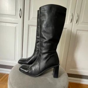 Stövlar - Säljer dessa svin snygga stövlar som jag använt Max 3 gånger. Kommer tyvärr inte till användning. Står inte någon storlek men skulle tro att de är 40 då jag har 38/39 o dom är lite stora för mig. Ser ut som nya och är jätte sköna och mjuka inuti 😁