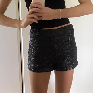Svarta glittershorts - Så najs och coola glitter short perfekta till en utgång!!!💕💕