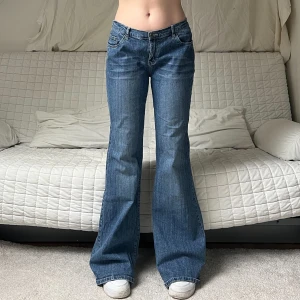 Flared Jeans - Midja: 84cm✨Innerben: 86cm✨Storleken som står är ”40”, men passar även mig som har storlek 38❤️Jag på bilderna är 172cm🫶