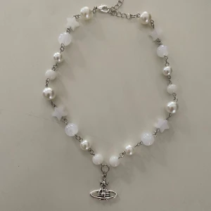Vitt halsband - Hangjort halsband av mig, inspirerat av vivienne westwood! 