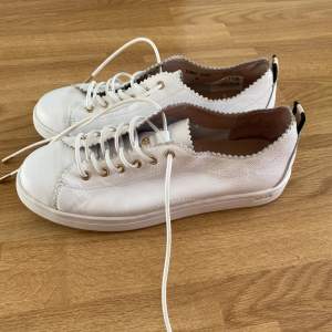 säljer ett par vita sneakers i äkta läder 💗 använda ca 3 gånger, nypris 1100 kr men säljes för 500! ☺️