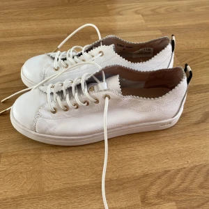 vita lädersneakers - säljer ett par vita sneakers i äkta läder 💗 använda ca 3 gånger, nypris 1100 kr men säljes för 500! ☺️