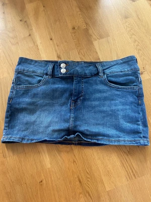  Jeanskjol  -  jättefin jeanskjol som är köpt på plik men passade inte mig så säljer den vidare