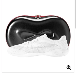 Cheer skor - Jag säljer nu mina cheer nfinity skor då jag har slutat!. Nyrpis 1380kr, pris kan absolut diskuteras💖skorna har knappt några defekter. Väskan ingår och köparen står för frakten
