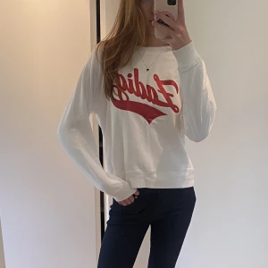  Zadig collagetröja - Jätte najs vit collagetröja från Zadig med röd text!!! Verkligen så najs basic plagg som ändå är lite roligare!!💕💕💕