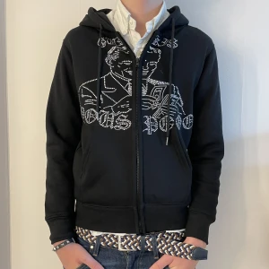 Youspoo x Gurkis rhinestone zip hoodie - Tja säljer nu min skjukt snygga rhinestone zip hoodie i väldigt bra skick, hör av dig vid frågor eller funderingar😀