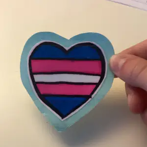 5 cm högt transgender hjärta, jätte fin, två tips som du man göra med den är, att sätta upp den som prydnad eller ge till någon som är trans 🏳️‍⚧️ ❤️