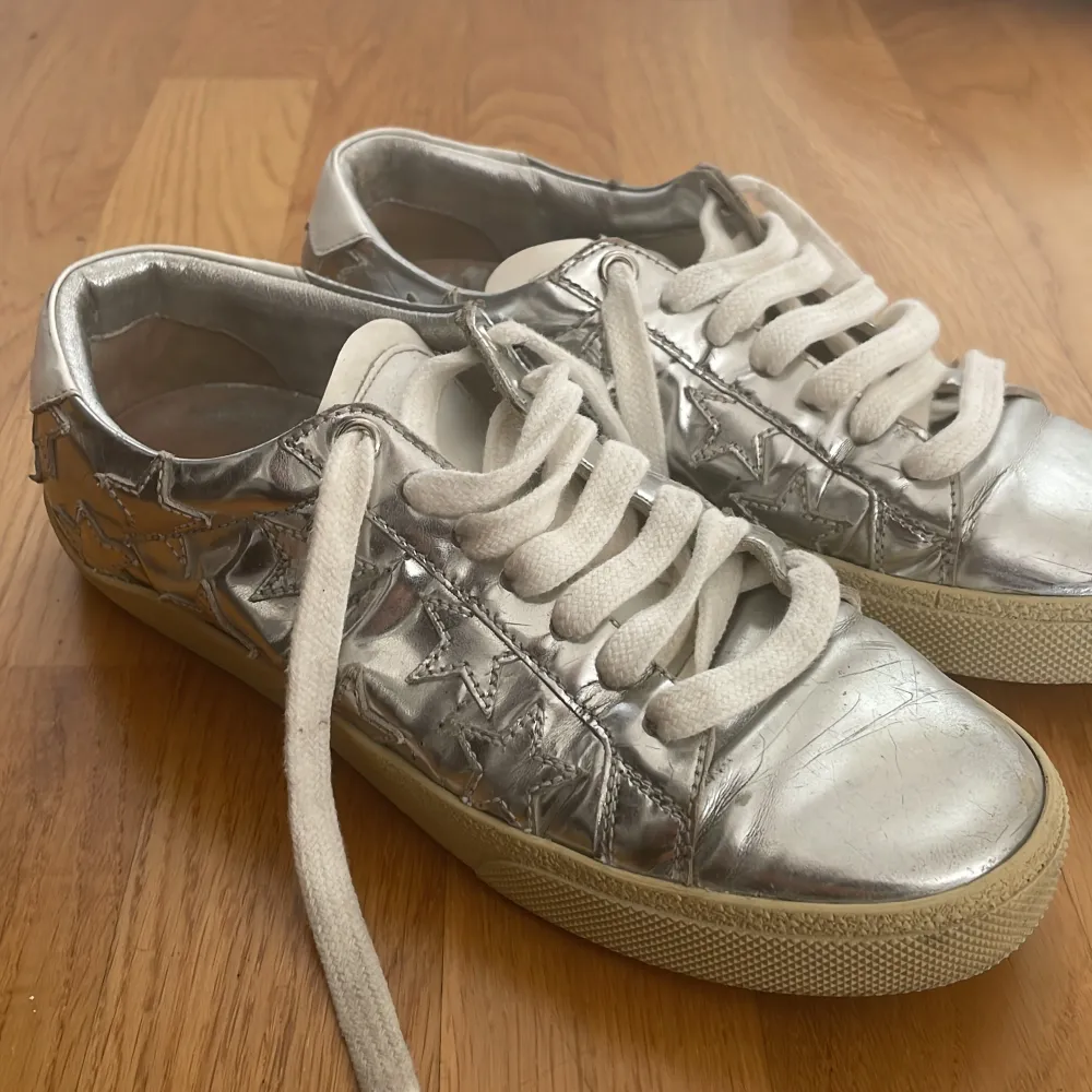 Silver skor med stjärnor på i storlek 37 . Skor.
