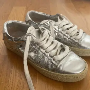 Silver skor med stjärnor på i storlek 37 