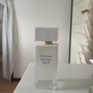Parfym 50ml - Helt oanvänd Elizabeth Arden white tea parfym. Väldigt fräsch och feminin doft som passar i alla tillfällen! Säljer den för jag har så många parfymer och har inte fått någon användning för den. Nypris 449kr. Buda! Inga bud under 300
