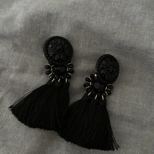 Örhänge  - Fina svarta örhänge. 