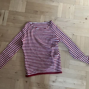 Rödrandig tröja - Jättefin randig tröja köpt på humana. Fint skick men lite nopprig. Skriv vid funderingar 💘