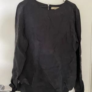 Whyred Blus - Sjukt häftig mörkblå/svart WhyRed blus med blixtlåsdesign på armar, rygg och sida! Perfekt till hösten! 🫶🏼💘