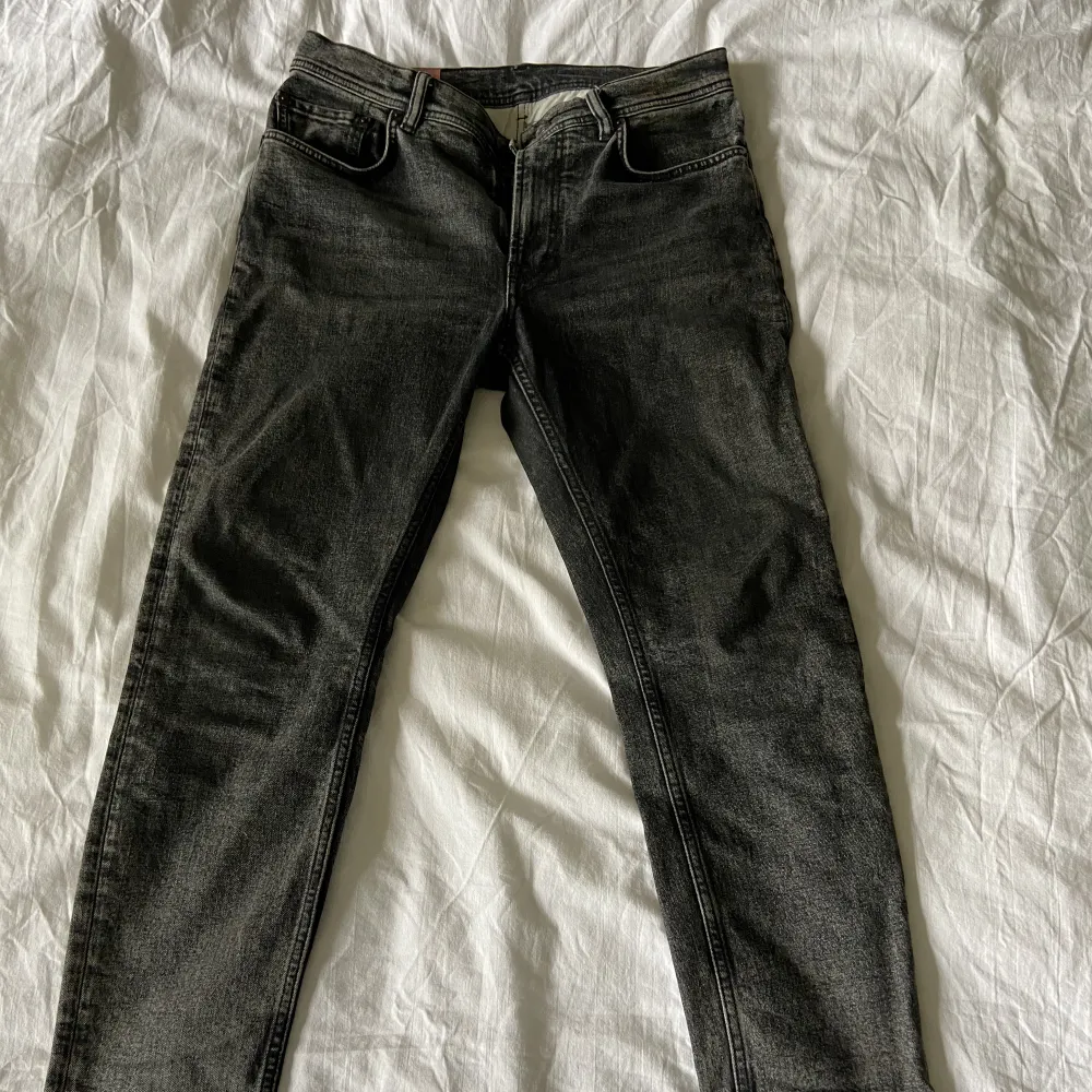 Svarta Acne Blå Konst jeans med sjukt coola detaljer. De är mer åt den ”skinny” passformen. Passar tyvärr inte mig så kommer inte till användning❤️ w29 l30. Jeans & Byxor.