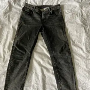 Svarta Acne Blå Konst jeans med sjukt coola detaljer. De är mer åt den ”skinny” passformen. Passar tyvärr inte mig så kommer inte till användning❤️ w29 l30