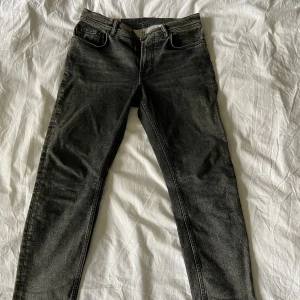 Acne jeans  - Svarta Acne Blå Konst jeans med sjukt coola detaljer. De är mer åt den ”skinny” passformen. Passar tyvärr inte mig så kommer inte till användning❤️ w29 l30