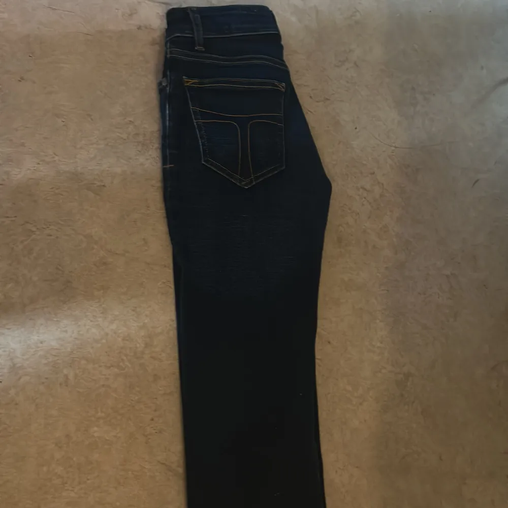 Nya jeans som köptes idag för 1399 som jag nu säljer för 400 men man kan buda. Helt oanvända.. Jeans & Byxor.