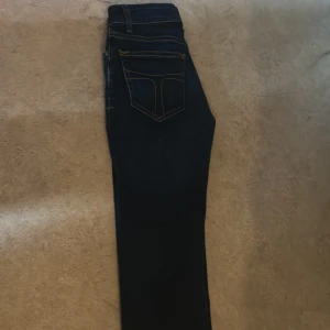 Jeans - Nya jeans som köptes idag för 1399 som jag nu säljer för 400 men man kan buda. Helt oanvända.