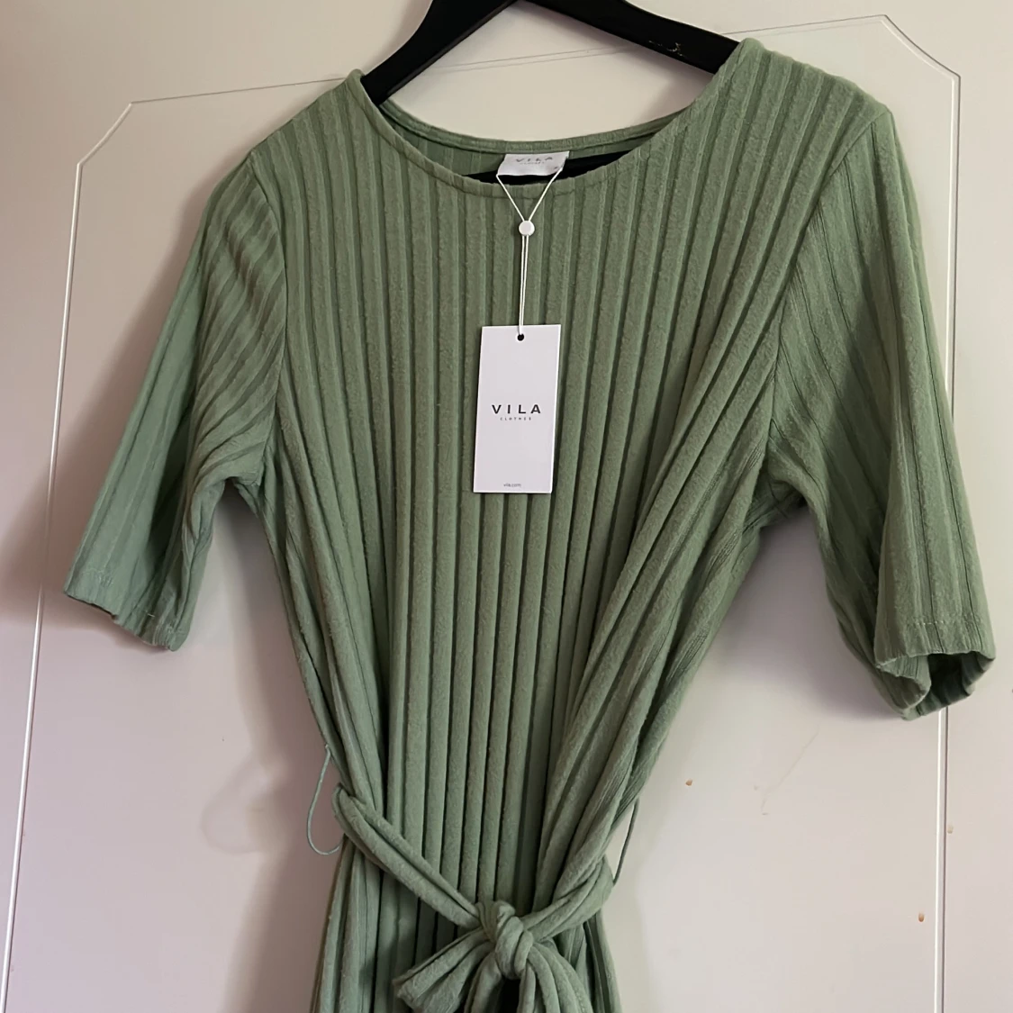 Grön ribbad klänning - 90