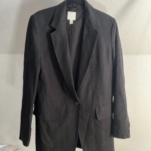 Kavaj/blazer - Svart/mörkgrå blazer i linne från H&M. Oversized, sitter löst på mig som är XS.