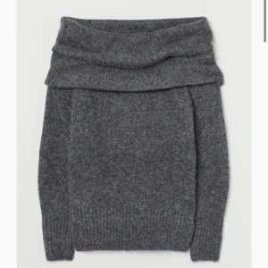 Stickad tröja - Säljer min stickade off shoulder tröja från Hm i storlek S. 