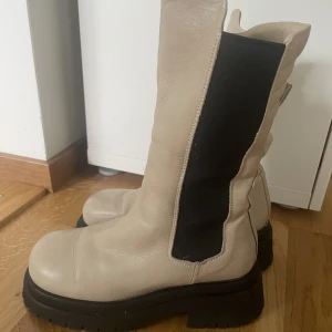 Boots - Boots strl 37 (lite stora i storleken) gjorda i Italien. 