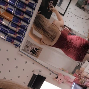 Röd satinklänning - Säljer nu min älskade röda klänning som knappt är använd då den är för liten. Den har vaderade kupor. Nypris är 450 kr från oh polly. Den är i storlek uk4 som motsvarar strl S men sitter betydligt bättre som XS då jag är S och den är för liten.